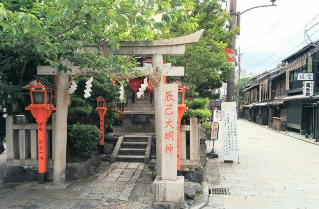 Tatsumi Bashi And Tatsumi Jinja Enjoy Kyoto Night Day